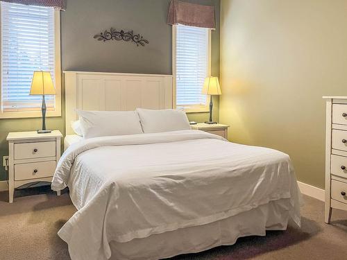 334 - 300 Bighorn Boulevard, Radium Hot Springs, BC - Indoor Photo Showing Bedroom