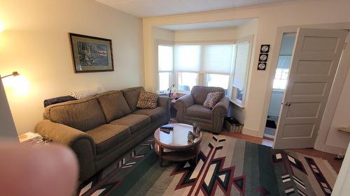 712 Lake Avenue, Silverton, BC - Indoor Photo Showing Living Room
