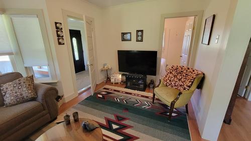 712 Lake Avenue, Silverton, BC - Indoor Photo Showing Living Room