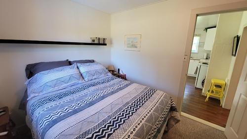 712 Lake Avenue, Silverton, BC - Indoor Photo Showing Bedroom