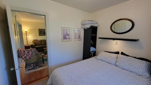 712 Lake Avenue, Silverton, BC - Indoor Photo Showing Bedroom