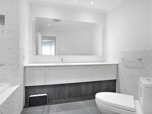Bathroom - 201 Rue Saraguay E., Montréal (Pierrefonds-Roxboro), QC - Indoor Photo Showing Bathroom