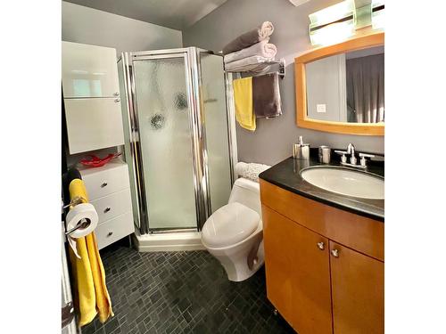 2108 Crawford Street, Creston, BC - Indoor Photo Showing Bathroom
