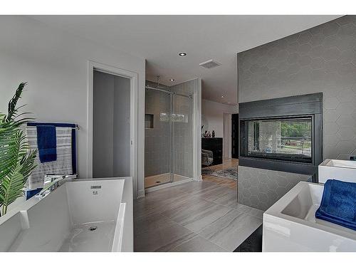 Ensuite bathroom - Rue De L'Ancrage, Lanoraie, QC - Indoor With Fireplace