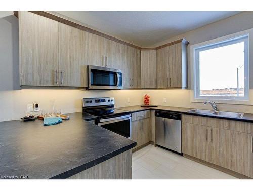 2100 Evans Boulevard, London, ON - Indoor Photo Showing Kitchen With Double Sink
