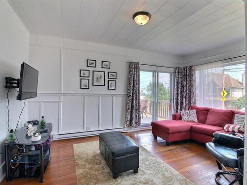 Salon - 560 Rue St-Laurent, Saint-Siméon, QC - Indoor Photo Showing Living Room