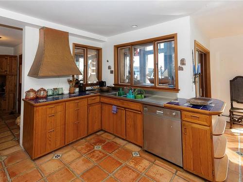 1349 Chesterman Beach Rd, Tofino, BC - Indoor Photo Showing Kitchen With Double Sink