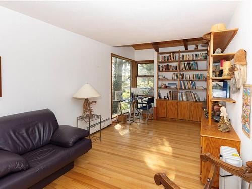 1349 Chesterman Beach Rd, Tofino, BC - Indoor Photo Showing Living Room