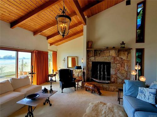 1349 Chesterman Beach Rd, Tofino, BC - Indoor Photo Showing Living Room With Fireplace