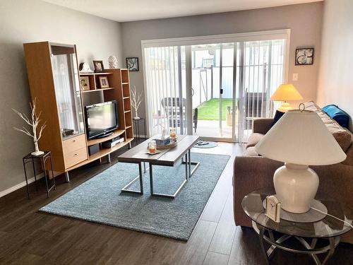 3 - 2210 Columbia Avenue, Castlegar, BC - Indoor Photo Showing Living Room