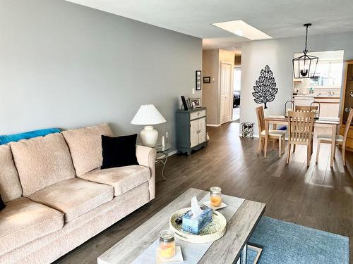 3 - 2210 Columbia Avenue, Castlegar, BC - Indoor Photo Showing Living Room