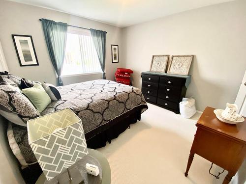 3 - 2210 Columbia Avenue, Castlegar, BC - Indoor Photo Showing Bedroom