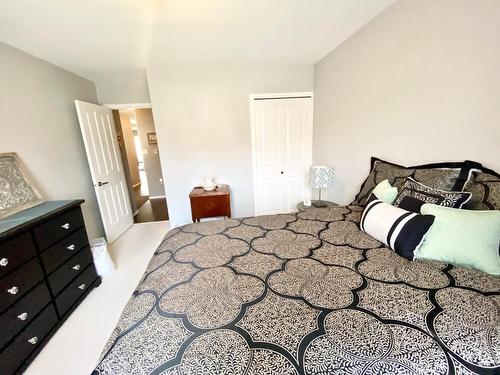 3 - 2210 Columbia Avenue, Castlegar, BC - Indoor Photo Showing Bedroom
