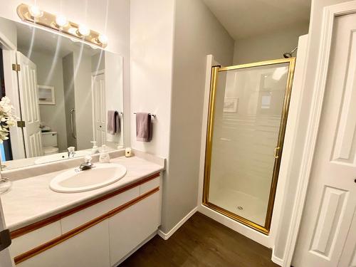 3 - 2210 Columbia Avenue, Castlegar, BC - Indoor Photo Showing Bathroom