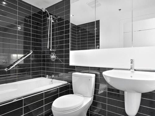 Salle de bains - 355-1414 Rue Chomedey, Montréal (Ville-Marie), QC - Indoor Photo Showing Bathroom
