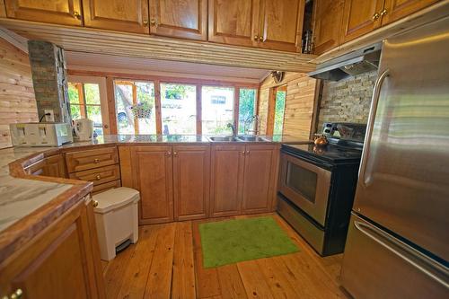 617 Payne Street, Creston, BC - Indoor Photo Showing Kitchen