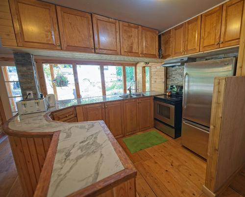 617 Payne Street, Creston, BC - Indoor Photo Showing Kitchen With Double Sink