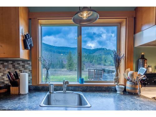 1097 Lakeview Arrow Creek Road, Creston, BC - Indoor Photo Showing Kitchen