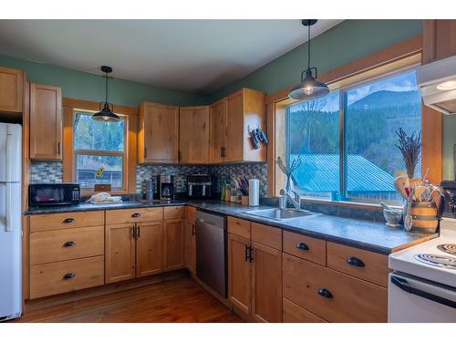 1097 Lakeview Arrow Creek Road, Creston, BC - Indoor Photo Showing Kitchen With Double Sink