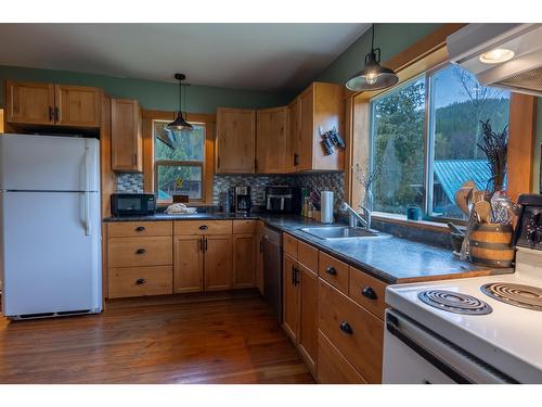 1097 Lakeview Arrow Creek Road, Creston, BC - Indoor Photo Showing Kitchen With Double Sink