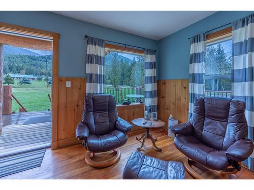 1097 Lakeview Arrow Creek Road, Creston, BC - Indoor Photo Showing Living Room