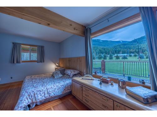 1097 Lakeview Arrow Creek Road, Creston, BC - Indoor Photo Showing Bedroom