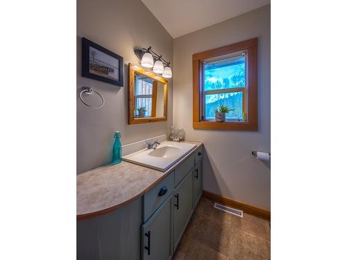 1097 Lakeview Arrow Creek Road, Creston, BC - Indoor Photo Showing Bathroom