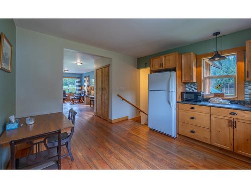 1097 Lakeview Arrow Creek Road, Creston, BC - Indoor Photo Showing Kitchen