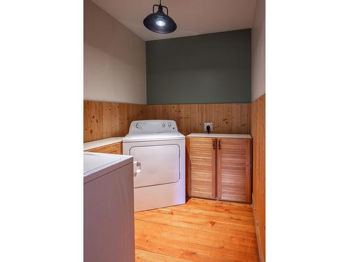 1097 Lakeview Arrow Creek Road, Creston, BC - Indoor Photo Showing Laundry Room