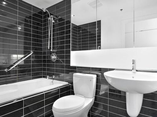 Bathroom - 355-1414 Rue Chomedey, Montréal (Ville-Marie), QC - Indoor Photo Showing Bathroom