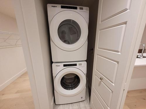 Salle de lavage - 851-11 Place De La Triade, Pointe-Claire, QC - Indoor Photo Showing Laundry Room