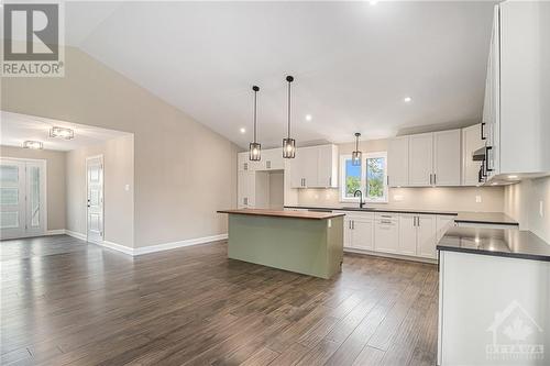 5 Whitetail Avenue, Long Sault, ON - Indoor Photo Showing Kitchen With Upgraded Kitchen
