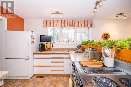 1B Rutherford Avenue, Deep River, ON - Indoor Photo Showing Kitchen