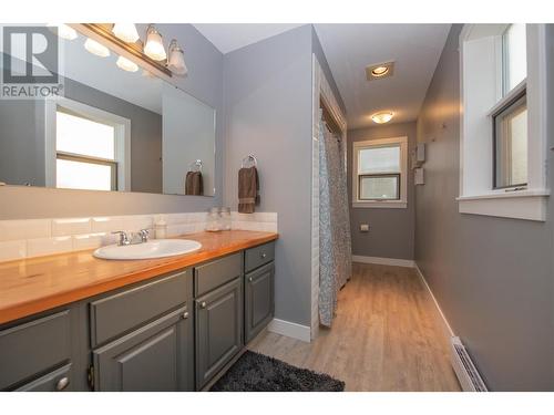 47 Twin Lakes Road, Enderby, BC - Indoor Photo Showing Bathroom
