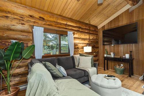 4855 Chute Lake Road,, Kelowna, BC - Indoor Photo Showing Living Room