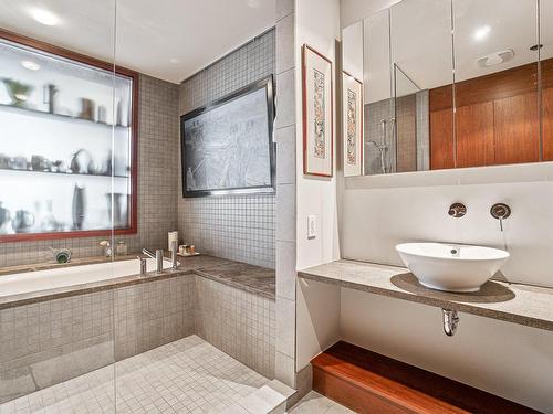 Salle de bains attenante Ã  la CCP - 407-1689 Rue St-Patrick, Montréal (Le Sud-Ouest), QC - Indoor Photo Showing Bathroom