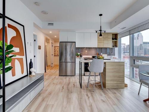 Dining room - 902-1180 Rue De Bleury, Montréal (Ville-Marie), QC - Indoor Photo Showing Kitchen With Upgraded Kitchen