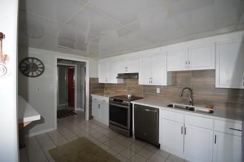 99 Donn Avenue|Unit #704, Stoney Creek, ON - Indoor Photo Showing Kitchen With Double Sink