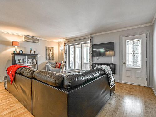 Living room - 211  - 215 Rue Principale E., Sainte-Agathe-Des-Monts, QC - Indoor Photo Showing Living Room