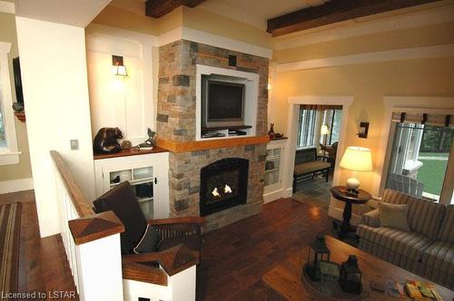 Villa 16-1020 Birch Glen Road, Baysville, ON - Indoor Photo Showing Living Room With Fireplace