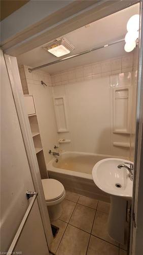5655 Slater Avenue, Niagara Falls, ON - Indoor Photo Showing Bathroom
