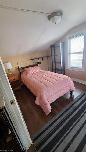 5655 Slater Avenue, Niagara Falls, ON - Indoor Photo Showing Bedroom