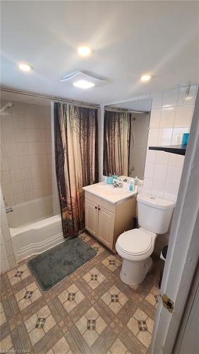 5655 Slater Avenue, Niagara Falls, ON - Indoor Photo Showing Bathroom