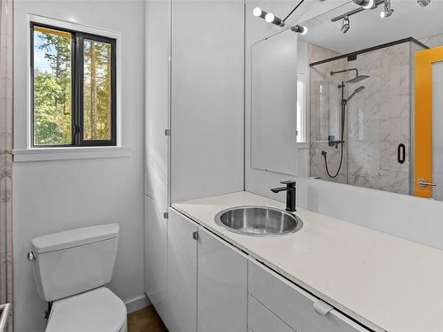 400 Baker Rd, Salt Spring, BC - Indoor Photo Showing Bathroom
