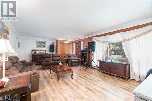 5801 Bossert Road, Niagara Falls, ON - Indoor Photo Showing Living Room