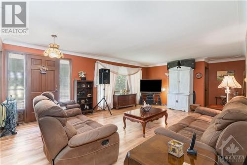 5801 Bossert Road, Niagara Falls, ON - Indoor Photo Showing Living Room