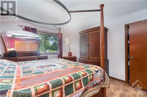 5801 Bossert Road, Niagara Falls, ON - Indoor Photo Showing Bedroom