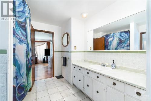 5801 Bossert Road, Niagara Falls, ON - Indoor Photo Showing Bathroom