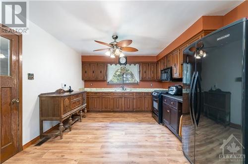 5801 Bossert Road, Niagara Falls, ON - Indoor Photo Showing Kitchen