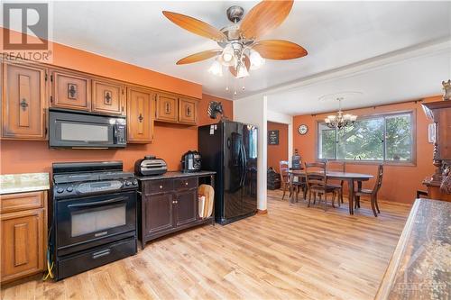 5801 Bossert Road, Niagara Falls, ON - Indoor Photo Showing Kitchen